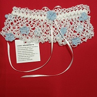 Свадебные аксессуары для невесты:  подвязка «Незабудки» в подарочной упаковке. Вес: 60 г, длина – 70 мм. Материал/ Инструмент: хлопчатобумажные нити, жемчуг искусственный/ крючок. Ручная работа с использованием техники вязания крючком. Цвет: белый.