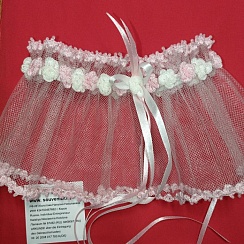 Свадебные аксессуары для невесты: подвязка «Яблоневый цвет» в подарочной упаковке. Вес: 100 г, длина – 110 мм. Материал/ Инструмент: шёлковые нити, бисер/ крючок. Ручная работа с использованием техники вязания крючком. Цвет: белый, розовый.