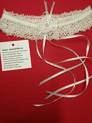 Свадебные аксессуары для невесты:  подвязка «Бисерная сетка» в подарочной упаковке. Вес: 150 г, длина – 40 мм. Материал/ Инструмент: шёлковые нити, жемчуг, бисер/ крючок. Ручная работа с использованием техники вязания крючком и фриволите. Цвет: белый.