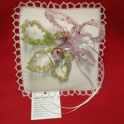 Свадебные аксессуары для новобрачных: подушечка для колец «Роза». Вес: 150 г, длина*ширина = 150*150 мм. Материал/ Инструмент: шёлк, жемчуг искусственный, бисер/ крючок. Ручная работа с использованием техники вязания крючком и фриволите. Цвет: белый.