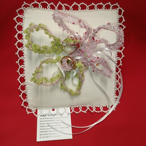 Свадебные аксессуары для новобрачных: подушечка для колец «Роза». Вес: 150 г, длина*ширина = 150*150 мм. Материал/ Инструмент: шёлк, жемчуг искусственный, бисер/ крючок. Ручная работа с использованием техники вязания крючком и фриволите. Цвет: белый.