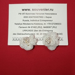 Свадебные аксессуары для невесты: клипсы «Яблоневый цвет». Вес: 16 г, диаметр – 15 мм. Материал/ Инструмент: шёлковые нити, "Жемчуг Swarovski elements" d = 3 mm / крючок. Ручная работа с использованием техники вязания крючком. Цвет: белый. 