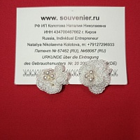 Свадебные аксессуары для невесты: клипсы «Яблоневый цвет». Вес: 16 г, диаметр – 15 мм. Материал/ Инструмент: шёлковые нити, "Жемчуг Swarovski elements" d = 3 mm / крючок. Ручная работа с использованием техники вязания крючком. Цвет: белый. 