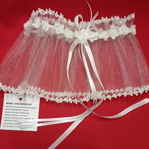Свадебные аксессуары для невесты:  подвязка «Яблоневый цвет» в подарочной упаковке. Вес: 100 г, длина – 110 мм. Материал/ Инструмент: шёлковые нити, бисер/ крючок. Ручная работа с использованием техники вязания крючком. Цвет: белый.