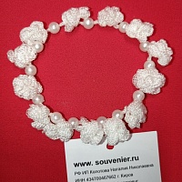 Свадебные аксессуары для невесты: браслет «Белая роза». Вес: 50 г, длина – 160 мм, регулируется на резинке. Материал/ Инструмент: шёлковые нити, жемчуг искусственный/ крючок. Ручная работа с использованием техники вязания крючком. Цвет: белый.