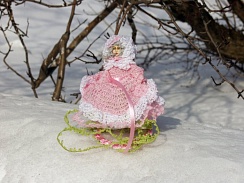 Сувенир - кукла «Подарочный «Тургеневская незнакомка» для защиты от электромагнитного излучения. Вес: 100 г, высота - 130 мм. Материал/ Инструмент: шёлковые нити, бисер, медная проволока, темпера/ крючок, холуйская роспись. Ручная работа.