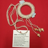 Дизайнерские украшения изо льна: оберег «Лён». Вес: 20 г, длина подвески – 510 мм. Материал: льняные нити, можжевельник.  Ручная работа с использованием техники вязания крючком. Цвет: светло-серый. 