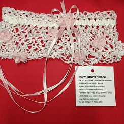 Свадебные аксессуары для невесты: подвязка «Чайная роза» в подарочной упаковке. Вес: 60 г, длина–70 мм. Материал/ Инструмент: хлопчатобумажные нити, жемчуг искусственный/крючок. Ручная работа с использованием техники вязания крючком. Цвет: белый, розовый