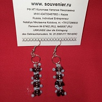 Дизайнерские украшения из натуральных камней: серьги (швензы) «Металлическая пластина с гранатом». Вес: 20 г, длина – 60 мм. Материал: гранат, бисер, металл. Цвет: бордовый, голубой.