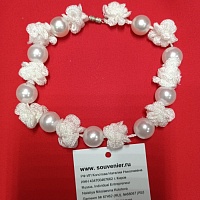 Свадебные аксессуары для невесты: колье «Белая роза» в подарочной упаковке. Вес: 110 г, длина – 300 мм, регулируется на резинке с застёжкой. Материал: шёлковые нити, жемчуг искусственный. Ручная работа с использованием техники вязания крючком.