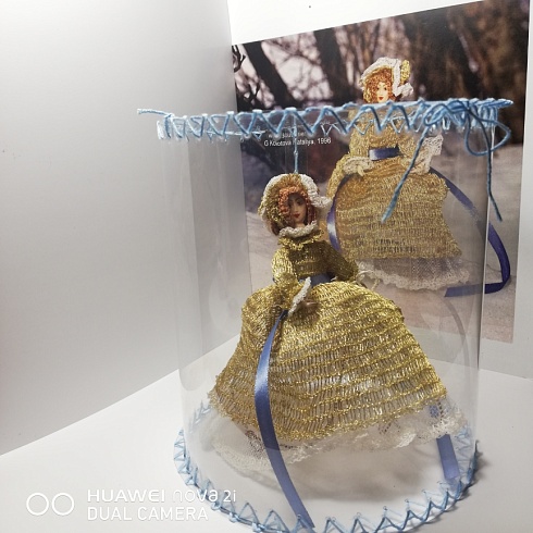 Подарочная упаковка «Туба для сувенира – куклы «Прозрачный цилиндр» Вес: 50 г, диаметр – 200 мм, высота - 200 мм. Материал/ Инструмент: прозрачный пластик, нити «Мулине» - 100 %  хлопок / крючок. Ручная работа с использованием техники вязания крючком. 