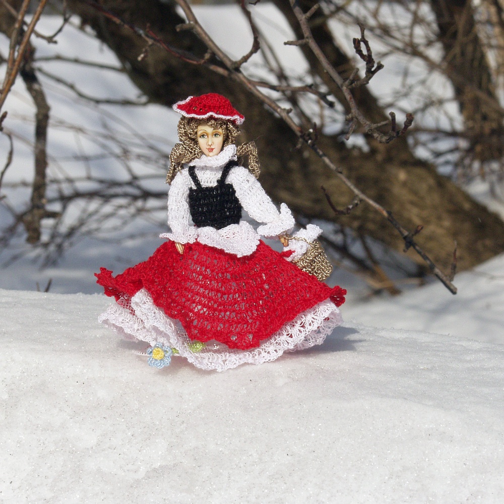 Сувенир «Красная Шапочка» из сказки французского писателя Шарля Перро  (12.01.1628 – 16.05.1703) «Красная Шапочка», май 2008 г. Автор: Колотова Н.Н., вязание: Соколова Е.Л., художник: Киселёва Л.М. мастер резьбы по дереву: Киселёв В.В.