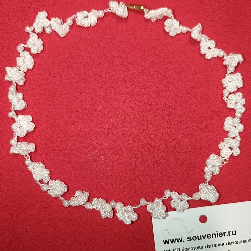 Свадебные аксессуары для невесты: колье «Нежность» в подарочной упаковке. Вес: 30 г, длина – 340 мм.. Материал/ Инструмент: шёлковые нити, искусственный жемчуг / крючок. Ручная работа с использованием техники вязания крючком. Цвет: белый. 