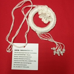 Дизайнерские украшения изо льна: оберег «Жемчуг». Вес: 10 г, длина подвески – 510 мм. Материал: льняные нити, жемчуг.  Ручная работа с использованием техники вязания крючком. Цвет: белый.