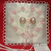 Свадебные аксессуары для новобрачных: подушечка для колец «Яблоневый цвет». Вес: 150 г, длина*ширина = 150*150 мм. Материал/ Инструмент: шёлк, жемчуг искусственный, бисер/ крючок. Ручная работа с использованием техники вязания крючком и фриволите. 