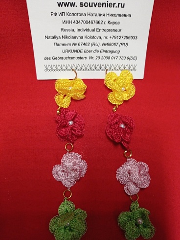 Дизайнерские украшения из "Жемчуг Swarovski elements": серьги (швензы) «Цепочка из четырёх цветов». Вес: 10 г, длина – 80 мм. Материал/ Инструмент "Жемчуг Swarovski elements" диаметр - 3 мм, шёлковые нити / крючок. Ручная работа с использованием техники в