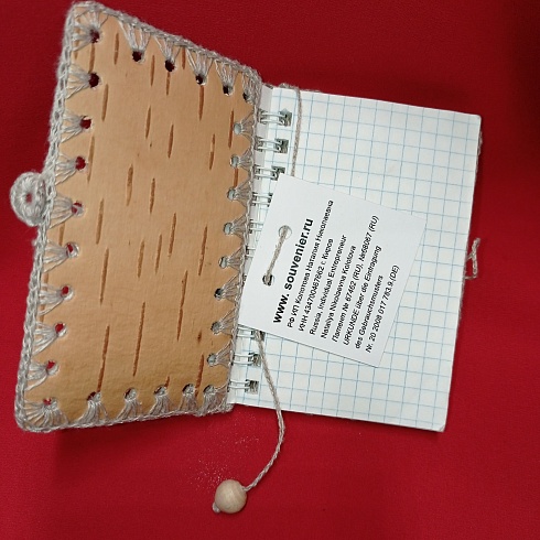 Изделия из бересты для имиджа: записная книжка «Портмоне» Вес: 200 г, длина*ширина = 100*60 мм. Материал/ Инструмент: береста, льняные нити, можжевельник / крючок. Ручная работа с использованием техники вязания крючком. Цвет: бежевый. 