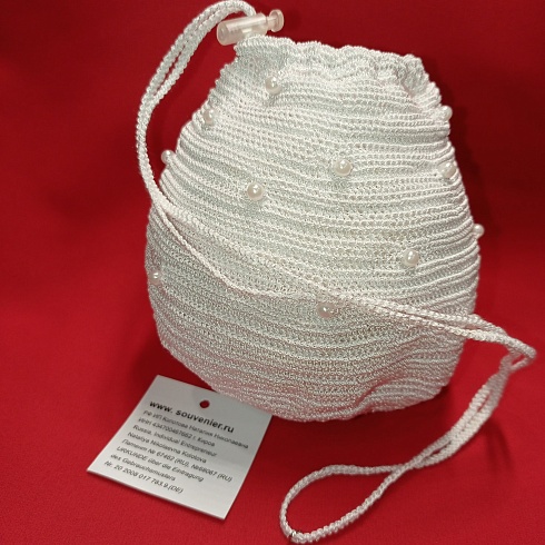 Свадебные аксессуары для невесты:  сумка «Моё счастье». Вес: 180 г, высота – 110 мм, диаметр – 90 мм. Материал/ Инструмент: шёлковые нити, жемчуг искусственный/ крючок. Ручная работа с использованием техники вязания крючком. Цвет: белый. 