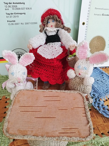  Сувенир - кукла «Красная шапочка». Вес: 150 г, высота - 130 мм. Материал/ Инструмент: нити «Мулине» - 100 %  хлопок, медная проволока / крючок. Ручная работа с использованием техники вязания крючком, вышивка. 