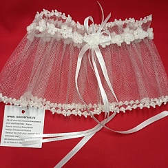 Свадебные аксессуары для невесты:  подвязка «Яблоневый цвет» в подарочной упаковке. Вес: 100 г, длина – 110 мм. Материал/ Инструмент: шёлковые нити, бисер/ крючок. Ручная работа с использованием техники вязания крючком. Цвет: белый.