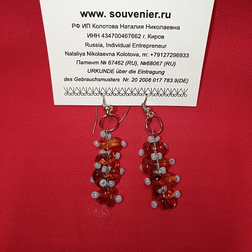 Дизайнерские украшения из натуральных камней: серьги (швензы) «Металлическая пластина с янтарём». Вес: 20 г, длина – 60 мм. Материал: янтарь, бисер, металл. Цвет: оранжевый, голубой.