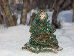 Изделия из бисера для украшения интерьера: сувенир - кукла «Подарочный «Хозяйка Медной горы» для защиты от электромагнитного излучения. Вес: 300 г, высота - 130 мм. Материал: бисер, медная проволока/ крючок, темпера, холуйская роспись. Ручная работа.