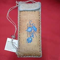 Изделия из бересты для имиджа: футляр для сотового телефона «Позвони» с защитой от электромагнитного излучения. Вес: 350 г, длина*ширина = 210*90 мм, длина ручки с регулятором длины – 1000 мм. Материал/ Инструмент: береста, льняные нити, темпера/крючок