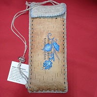 Изделия из бересты для имиджа: футляр для сотового телефона «Позвони» с защитой от электромагнитного излучения. Вес: 350 г, длина*ширина = 210*90 мм, длина ручки с регулятором длины – 1000 мм. Материал/ Инструмент: береста, льняные нити, темпера/крючок